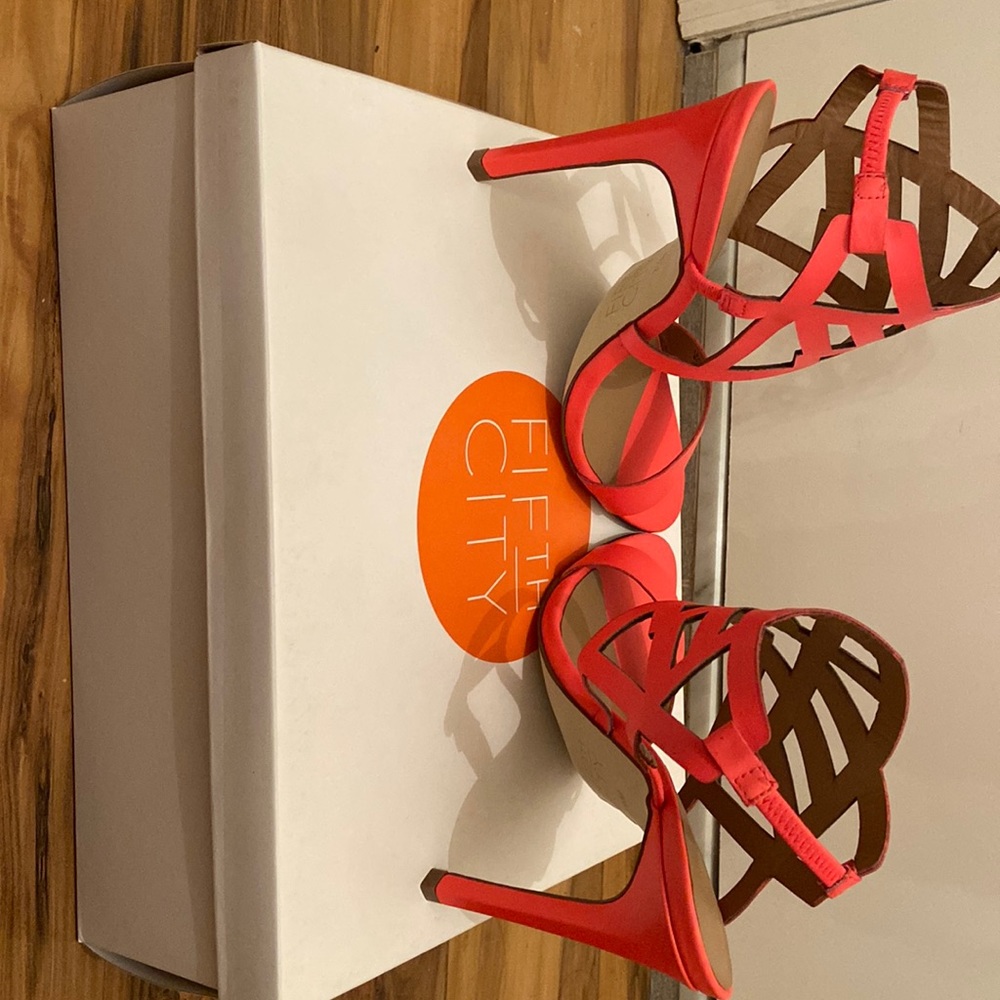 FIFTH CITY brand New coral color sandals